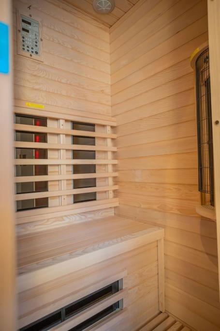 Penthouse Royal, Luxurious And Cozy With Sauna Apartment *