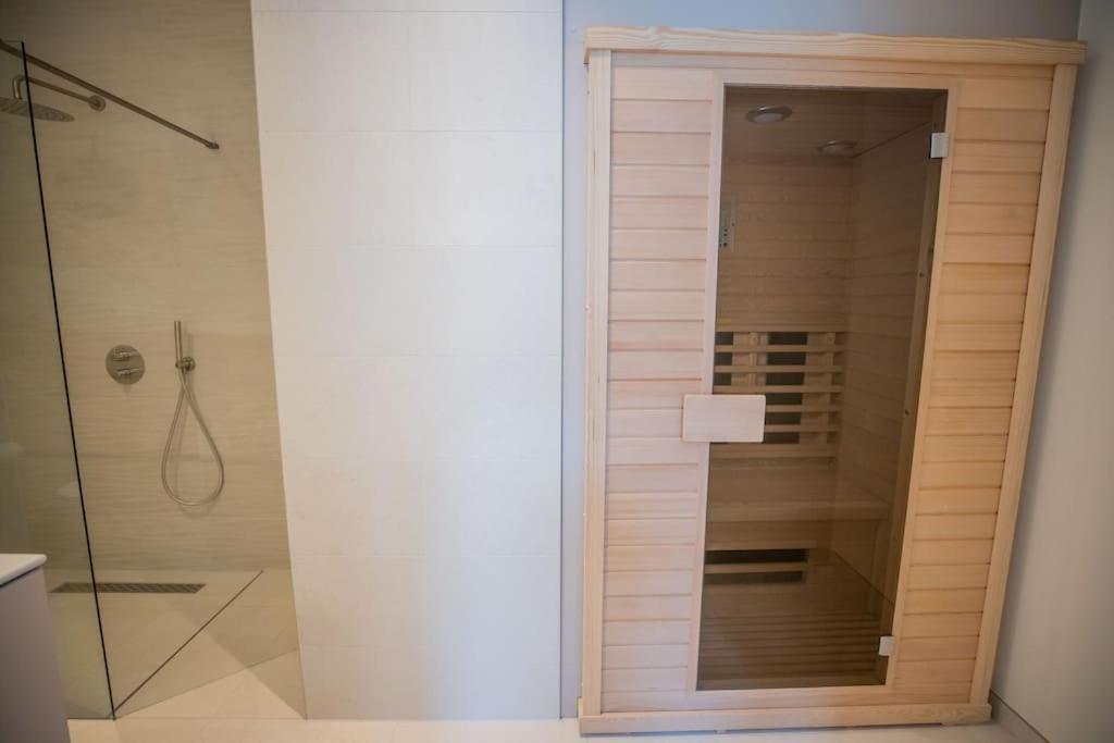 Penthouse Royal, Luxurious And Cozy With Sauna Apartment *